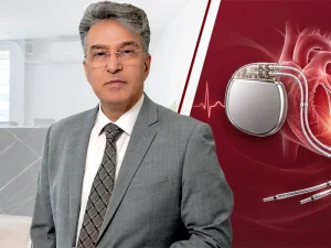 دکتر علیرضا قربانی شریف متخصص پیس میکر در تهران در کنار تصویر دستگاه پیس میکر قلب